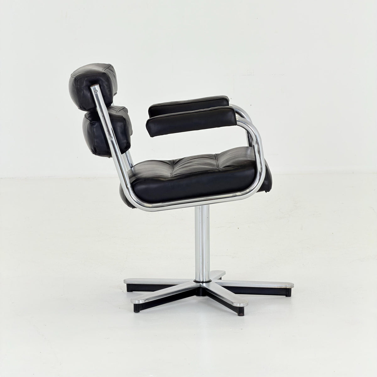 Mid-Century Bauhaus Executive Swivel Armchair | black Leather | Italy 1980s