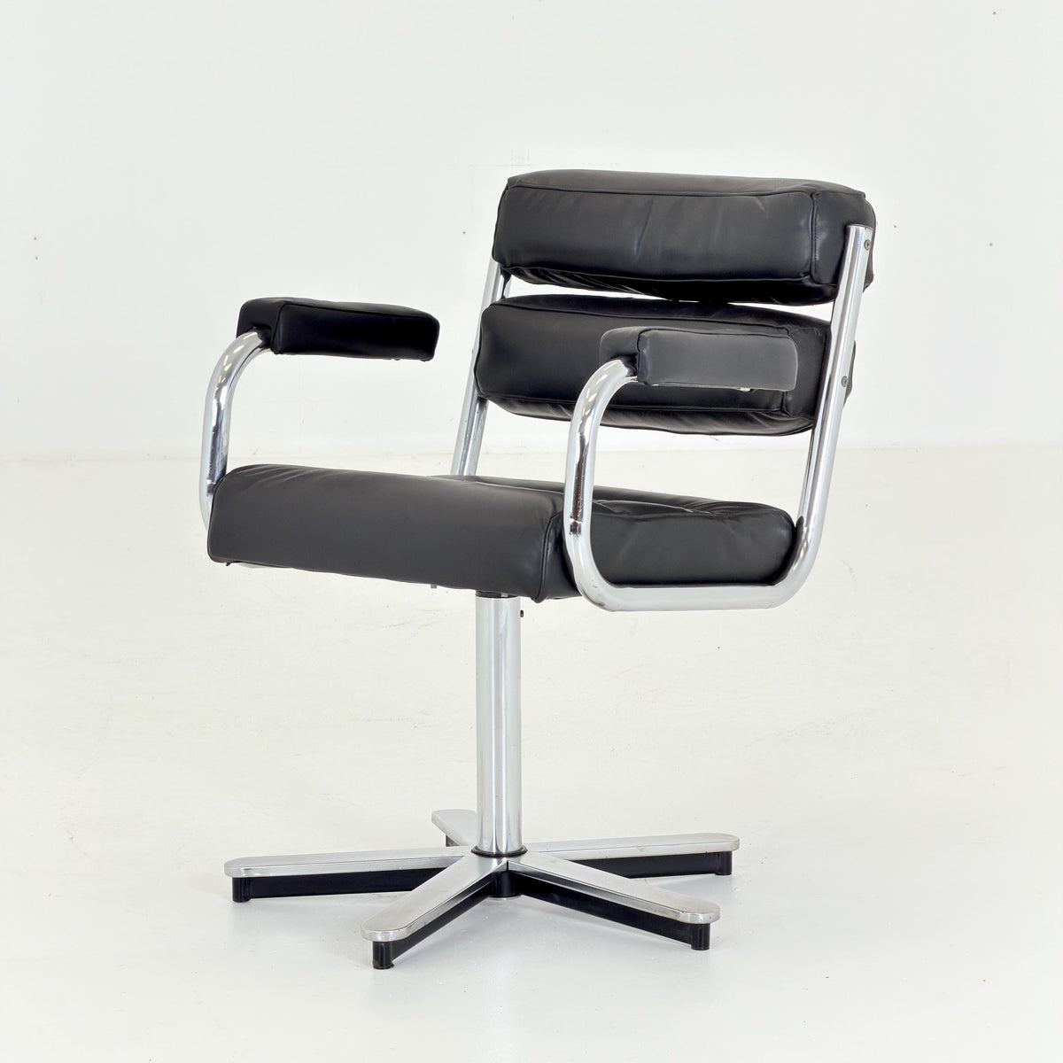 Mid-Century Bauhaus Executive Swivel Armchair | black Leather | Italy 1980s