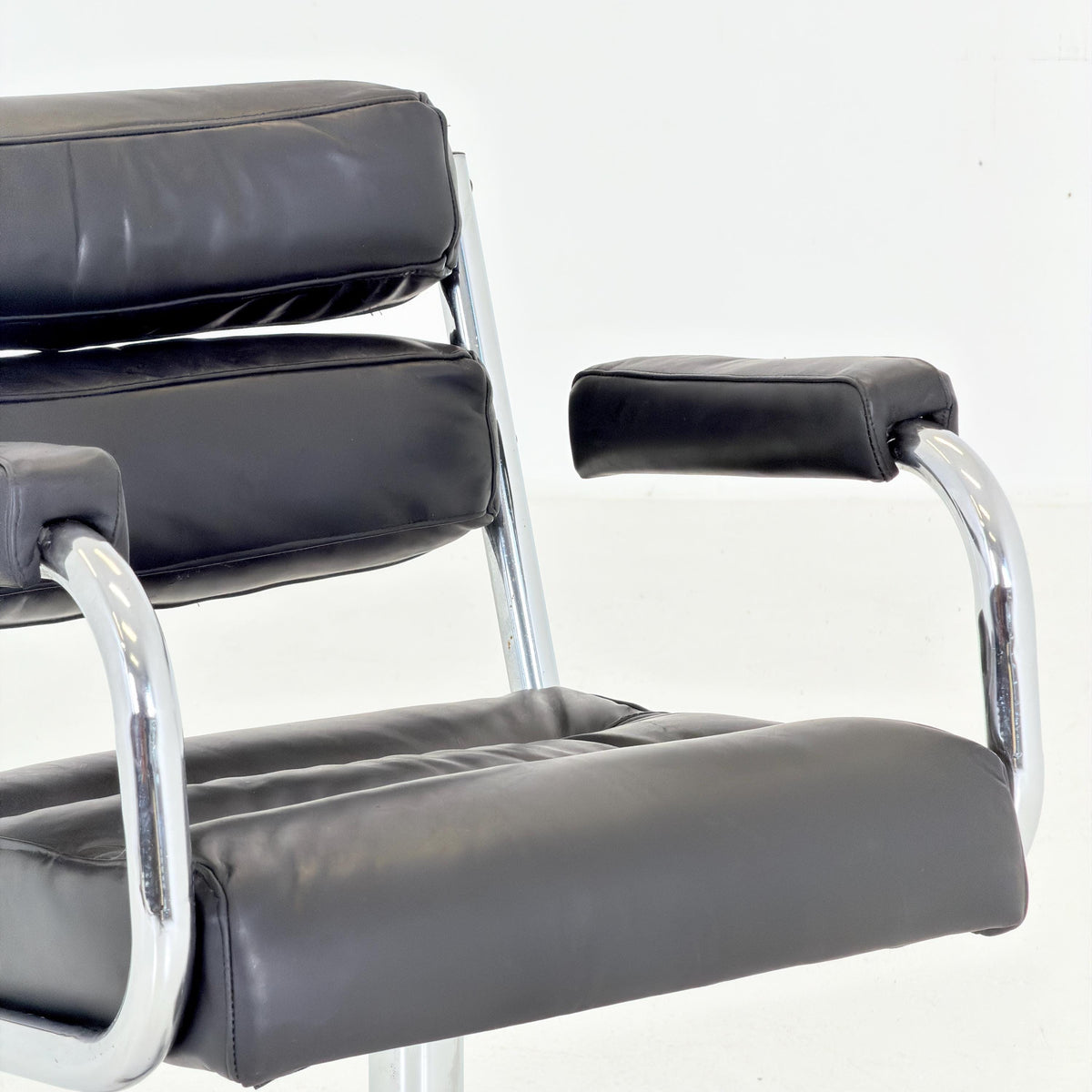 Mid-Century Bauhaus Executive Swivel Armchair | black Leather | Italy 1980s