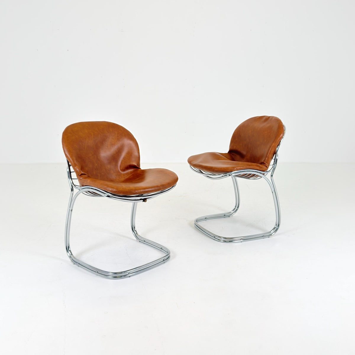 1 of 2 Mid century Bauhaus cognac leather Sabrina dining chair by Gaston’s Rinaldi for Rima Linea ,1970s Italy