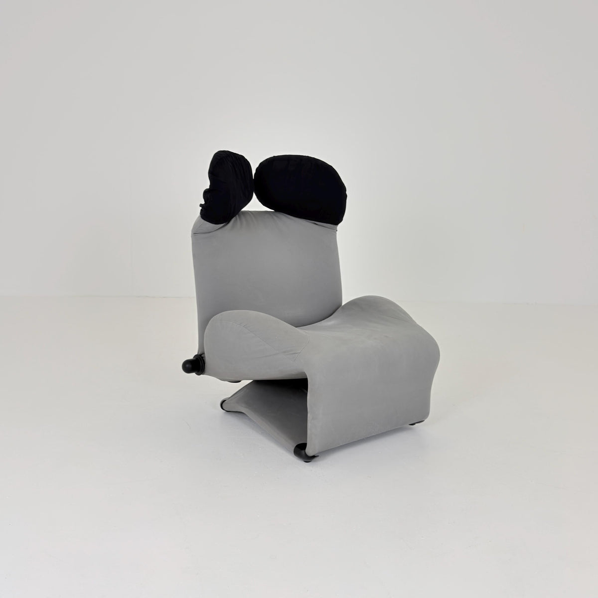 Iconic Wink Armchair by Toshiyuki Kita – grey and black by Cassina , Italy, 2000s