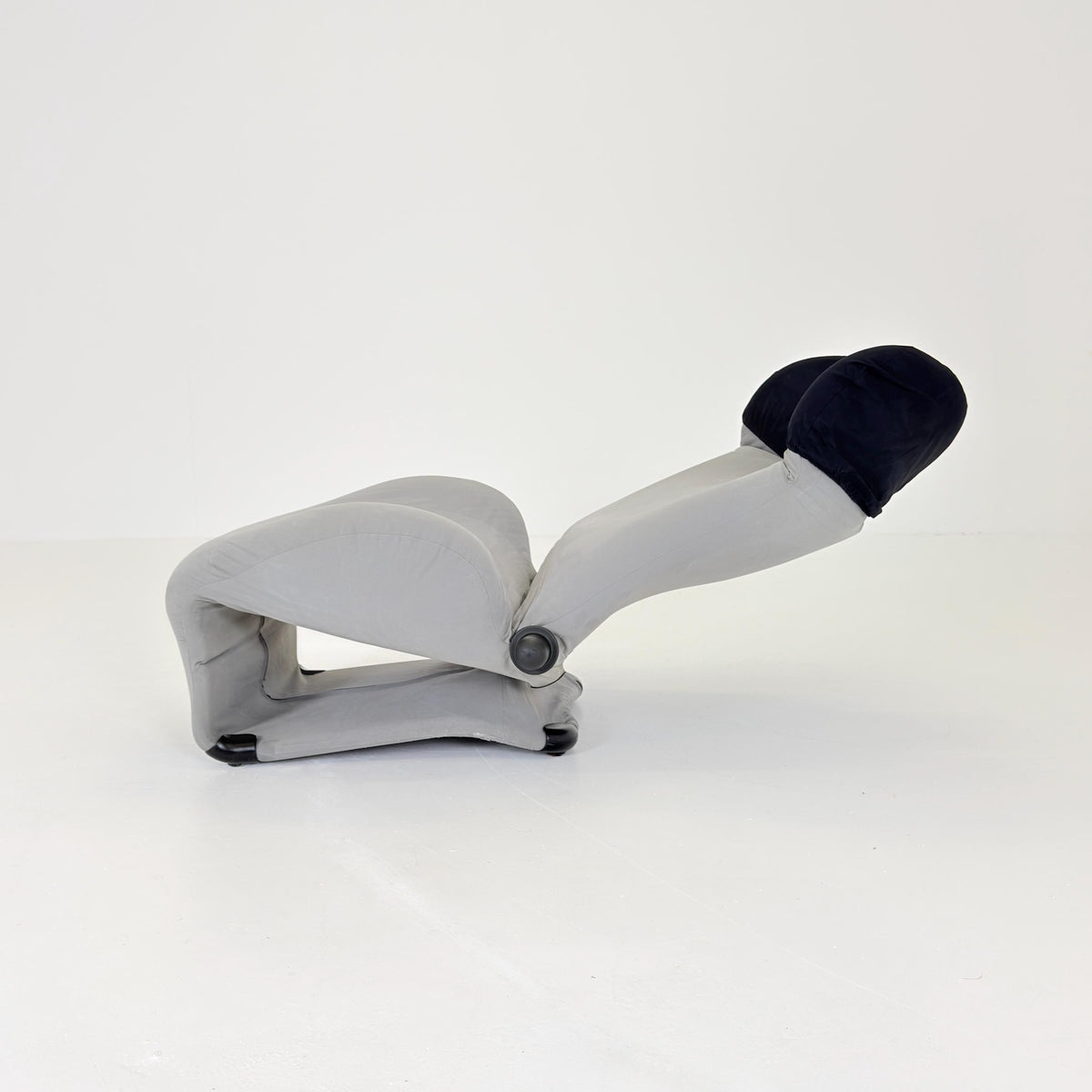 Iconic Wink Armchair by Toshiyuki Kita – grey and black by Cassina , Italy, 2000s