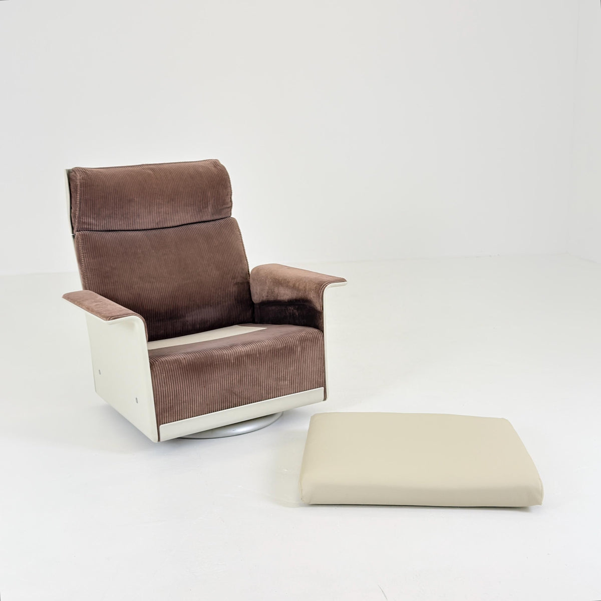 Rare Mid century Dieter Rams 620 Lounge Chair RZ62 – Brown Corduroy, White Shell & Swivel Base, Germany, 1970s