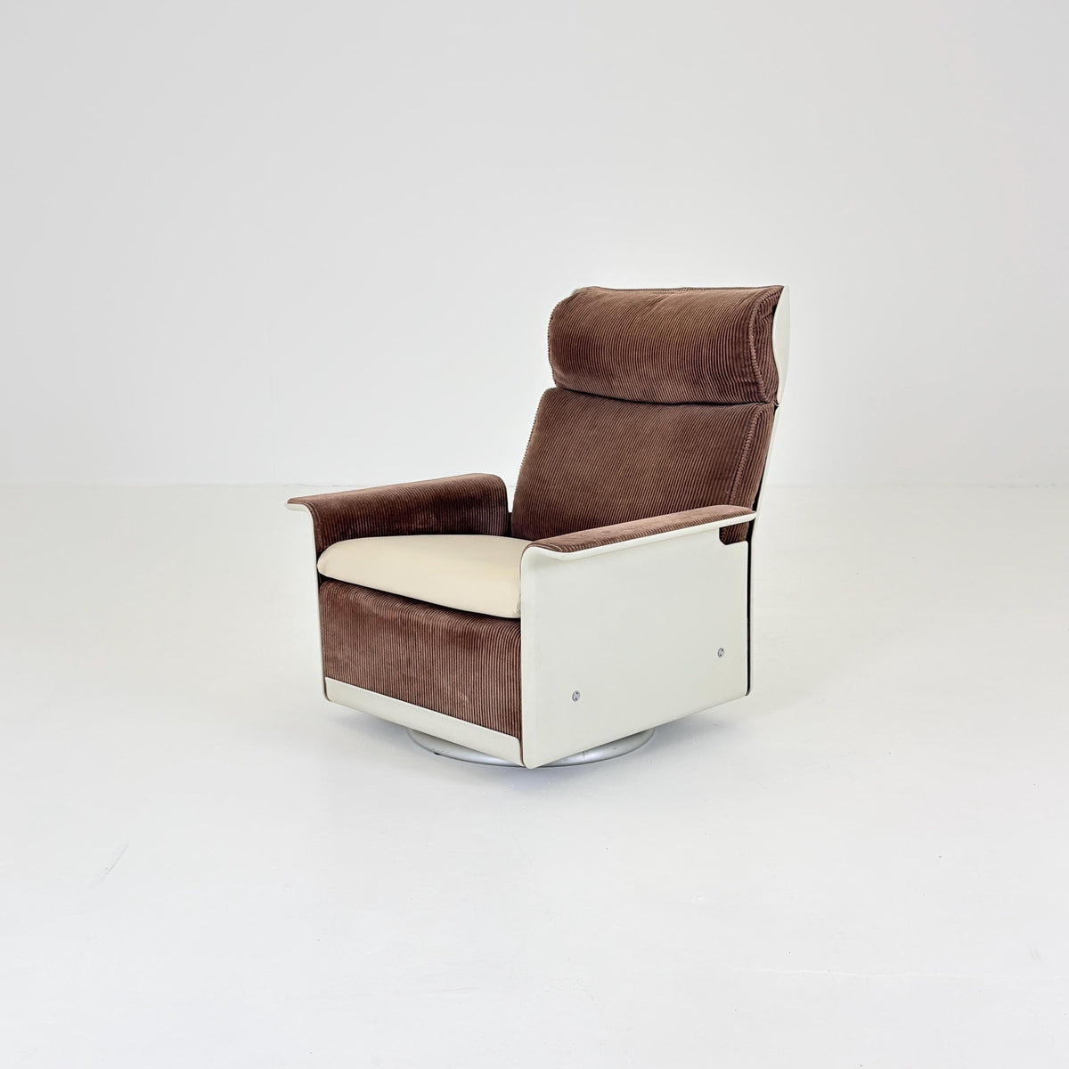 Rare Mid century Dieter Rams 620 Lounge Chair RZ62 – Brown Corduroy, White Shell & Swivel Base, Germany, 1970s