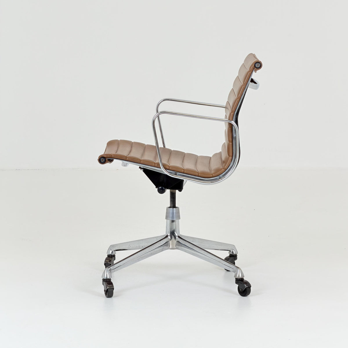 Mid Century Modern Italian EA 108 Eames Office Chair, Cognac Leather & Chrome Swivel Chair, Executive desk Chair, 1980s Italy