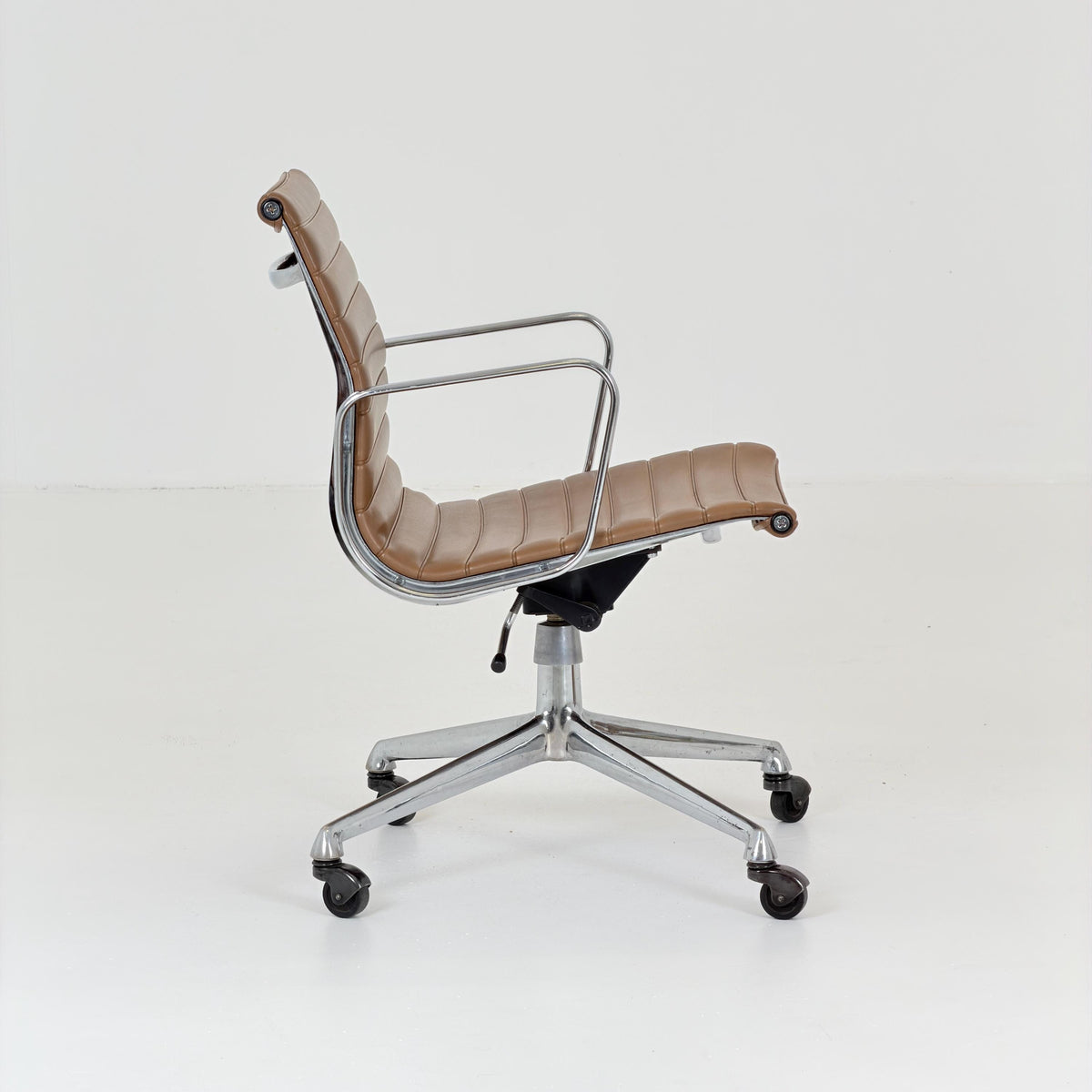 Mid Century Modern Italian EA 108 Eames Office Chair, Cognac Leather & Chrome Swivel Chair, Executive desk Chair, 1980s Italy