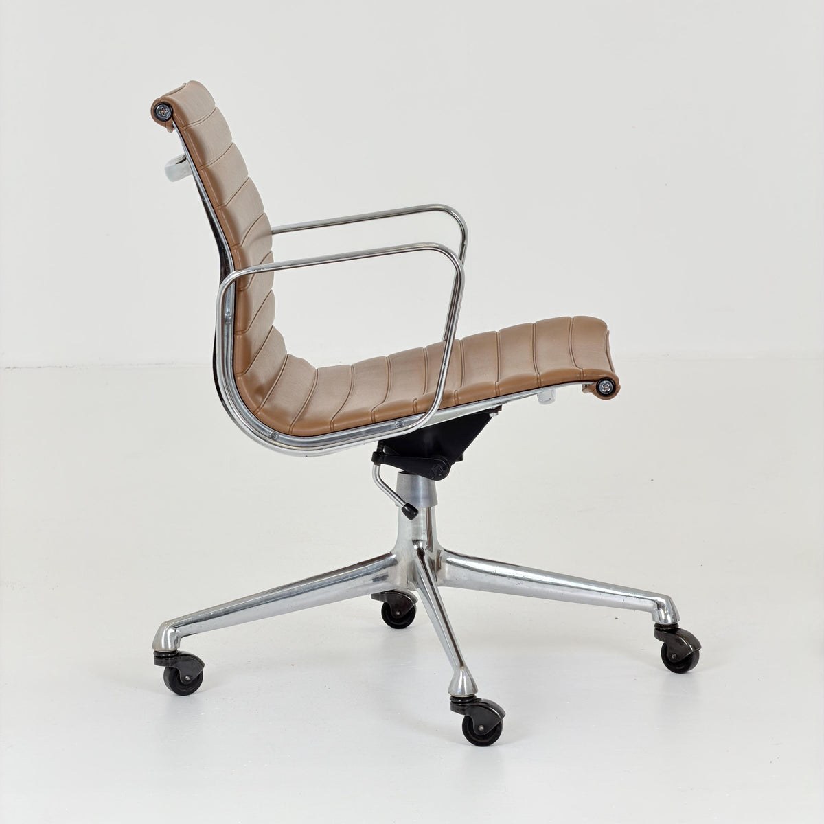 Mid Century Modern Italian EA 108 Eames Office Chair, Cognac Leather & Chrome Swivel Chair, Executive desk Chair, 1980s Italy