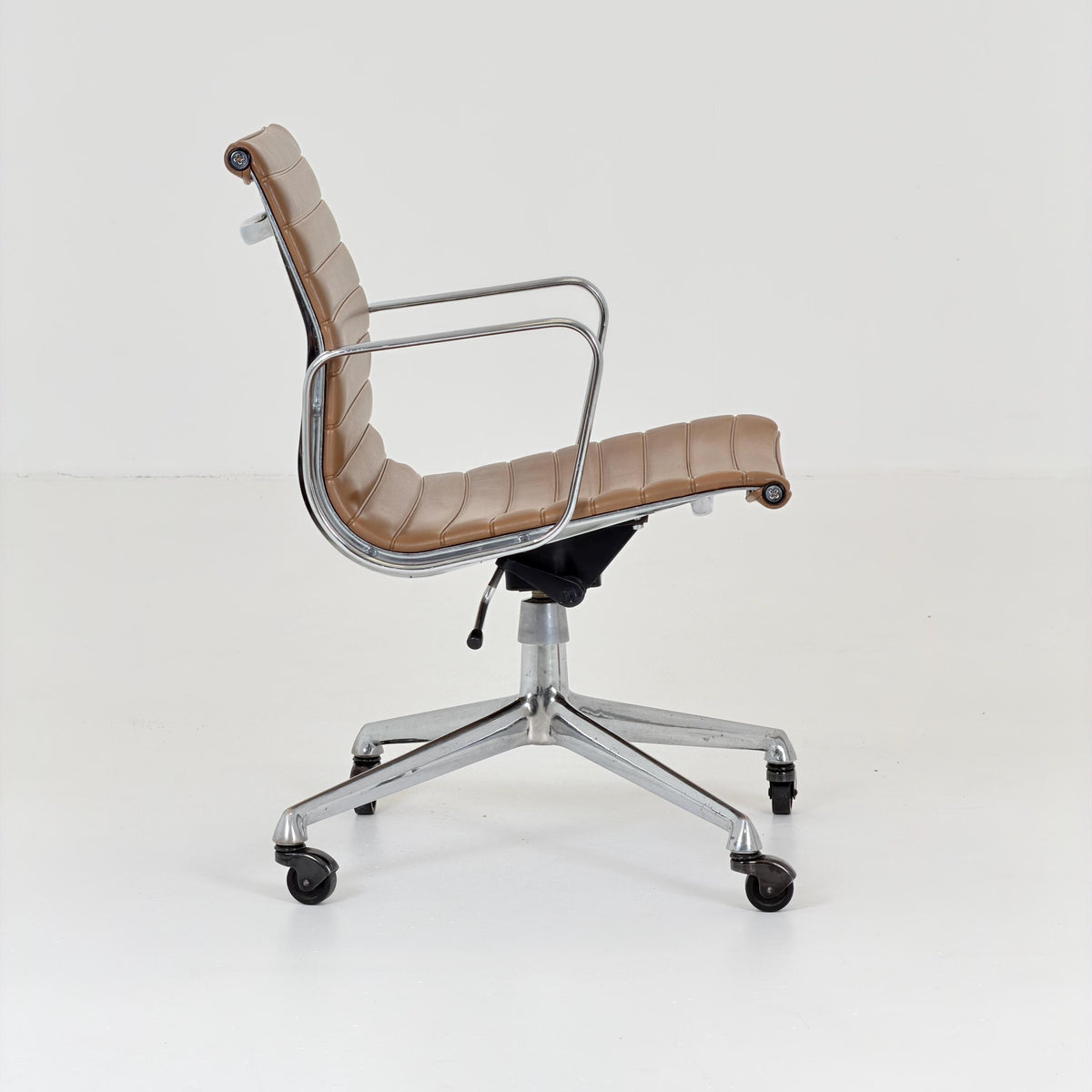 Mid Century Modern Italian EA 108 Eames Office Chair, Cognac Leather & Chrome Swivel Chair, Executive desk Chair, 1980s Italy