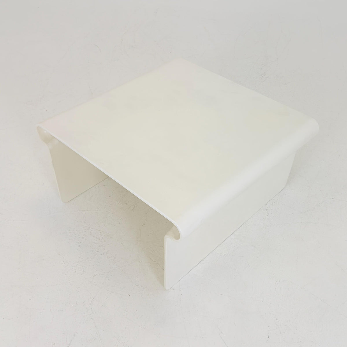 Mid-Century Modern Fibreglass white Coffee Table – 1970s Space Age Design
