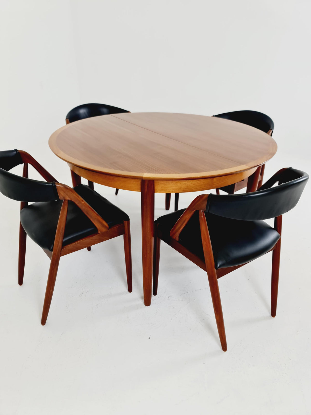 Round German Walnut Dining Table from Lübke, 1960s