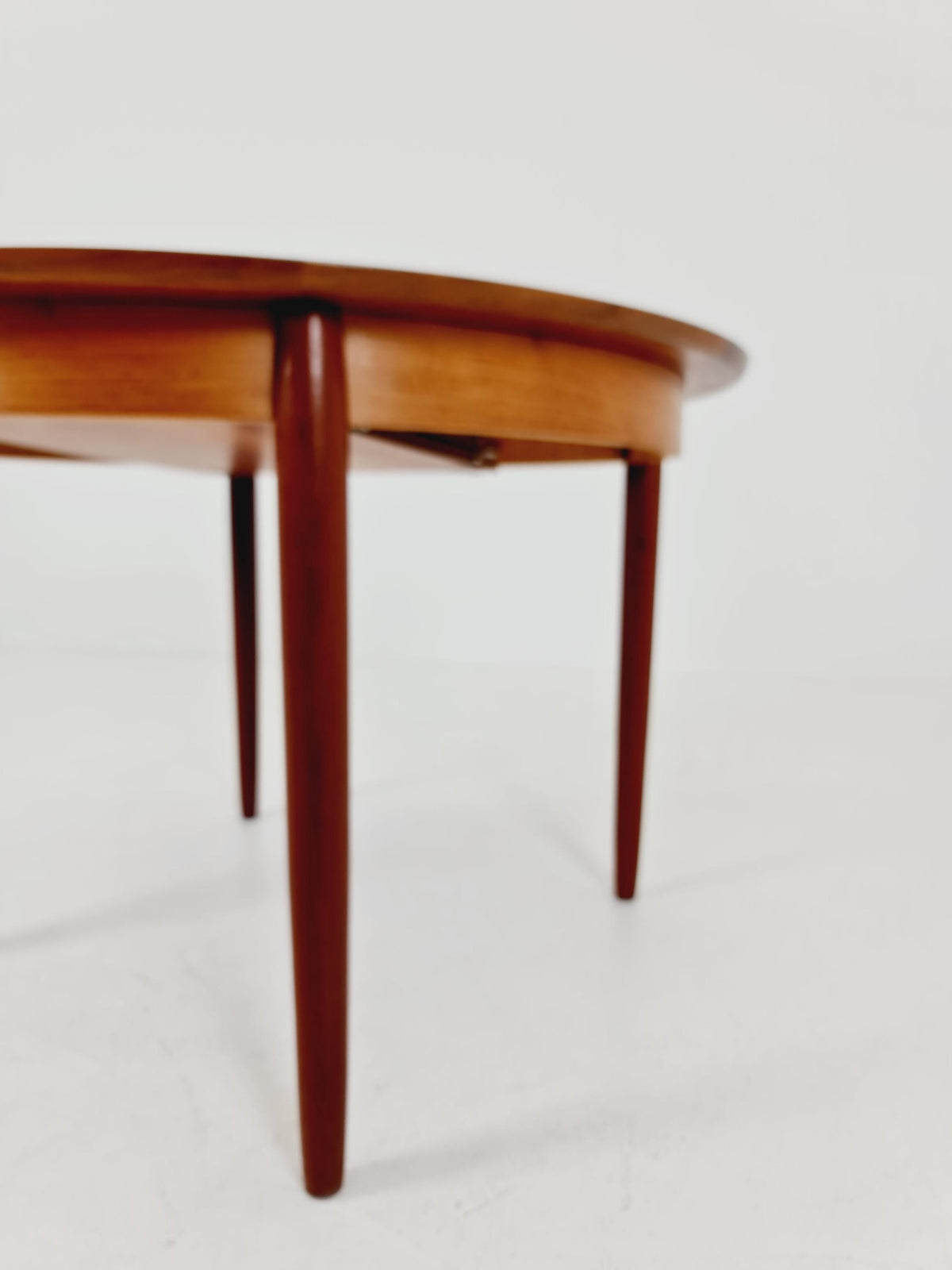 Round German Walnut Dining Table from Lübke, 1960s