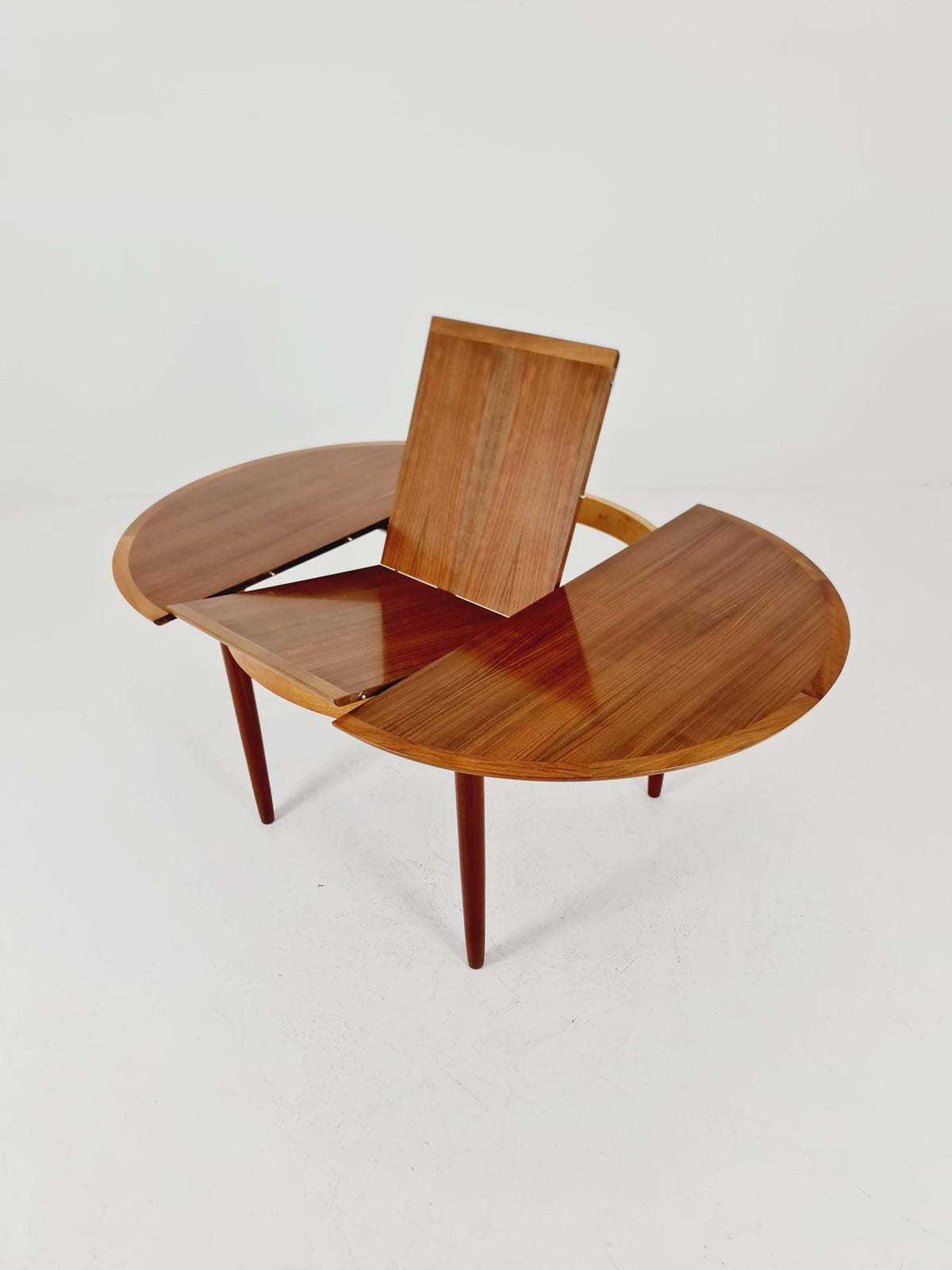 Round German Walnut Dining Table from Lübke, 1960s