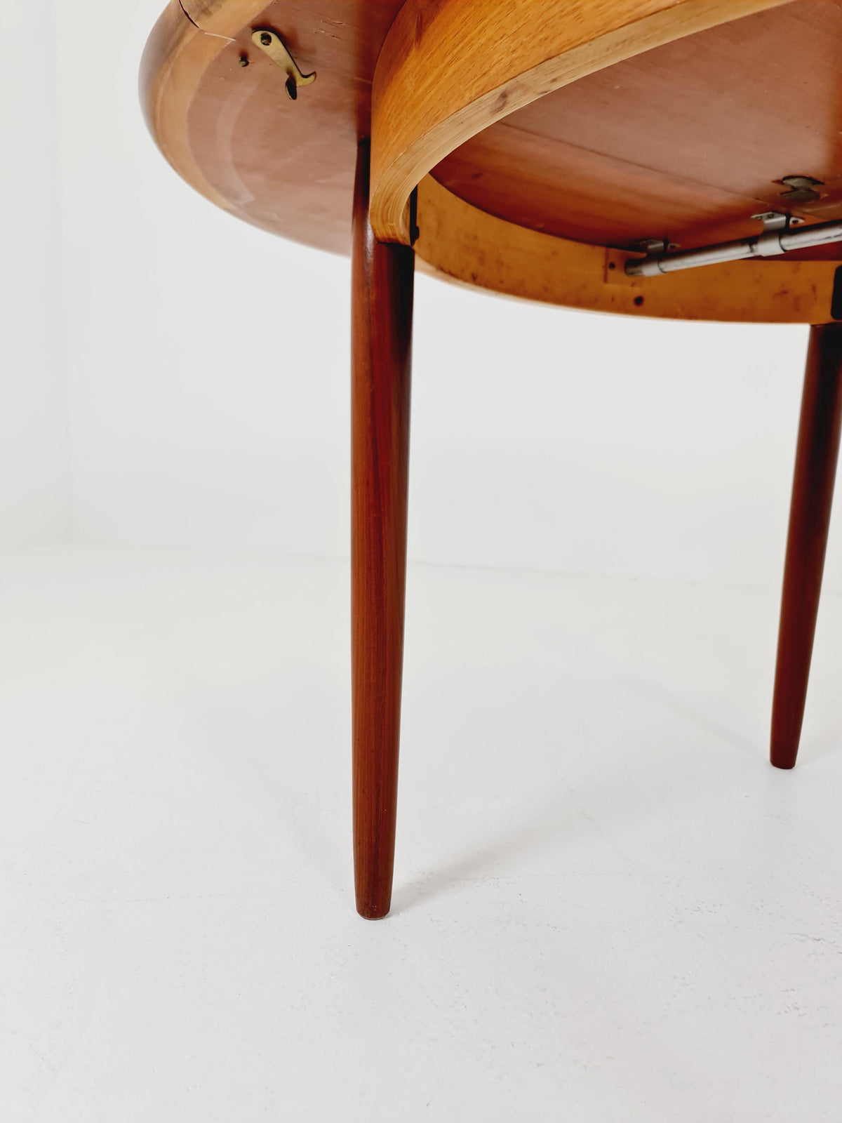 Round German Walnut Dining Table from Lübke, 1960s