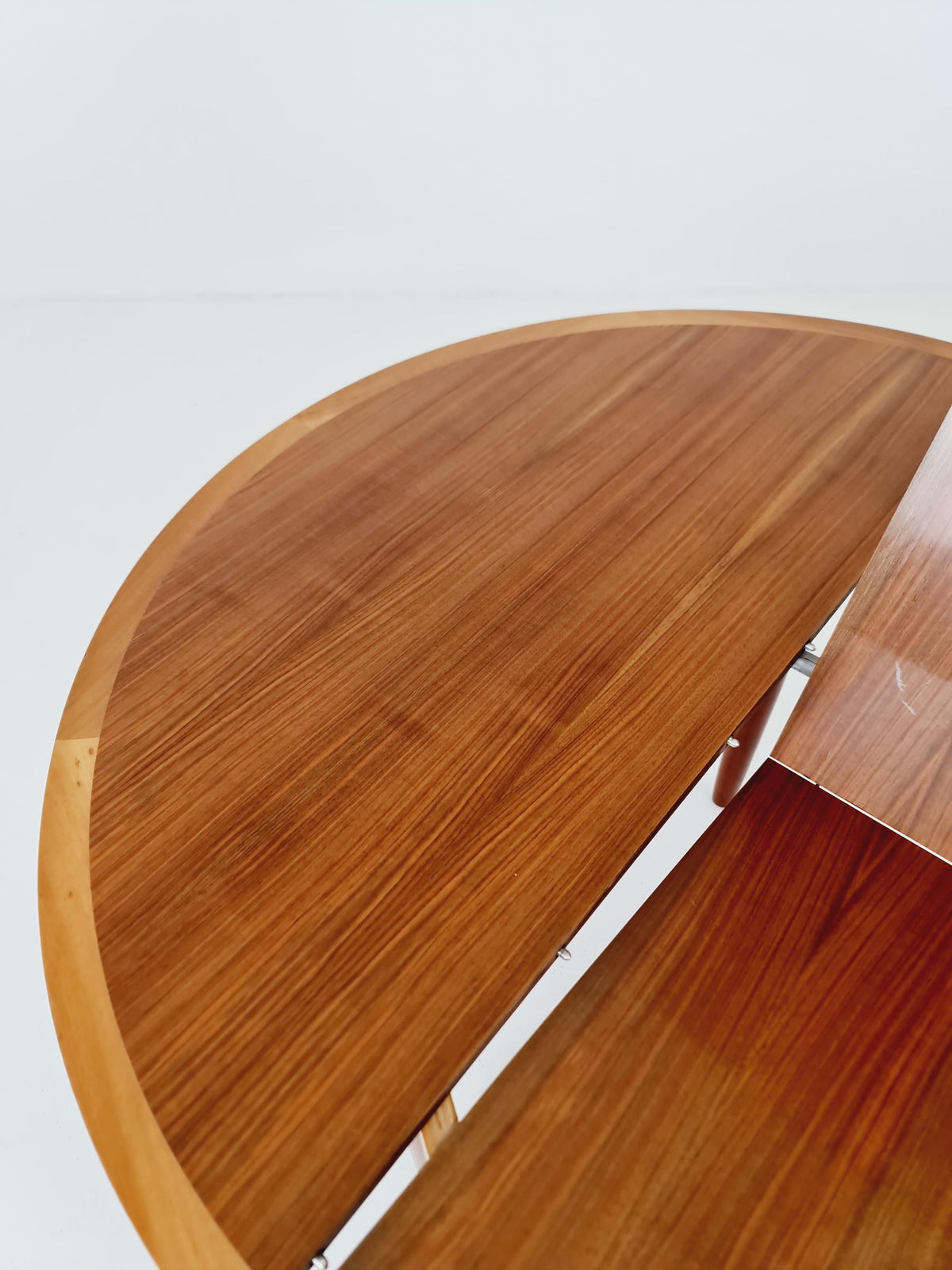 Round German Walnut Dining Table from Lübke, 1960s
