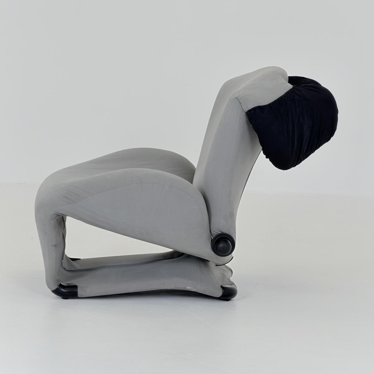 Iconic Wink Armchair by Toshiyuki Kita – grey and black by Cassina , Italy, 2000s