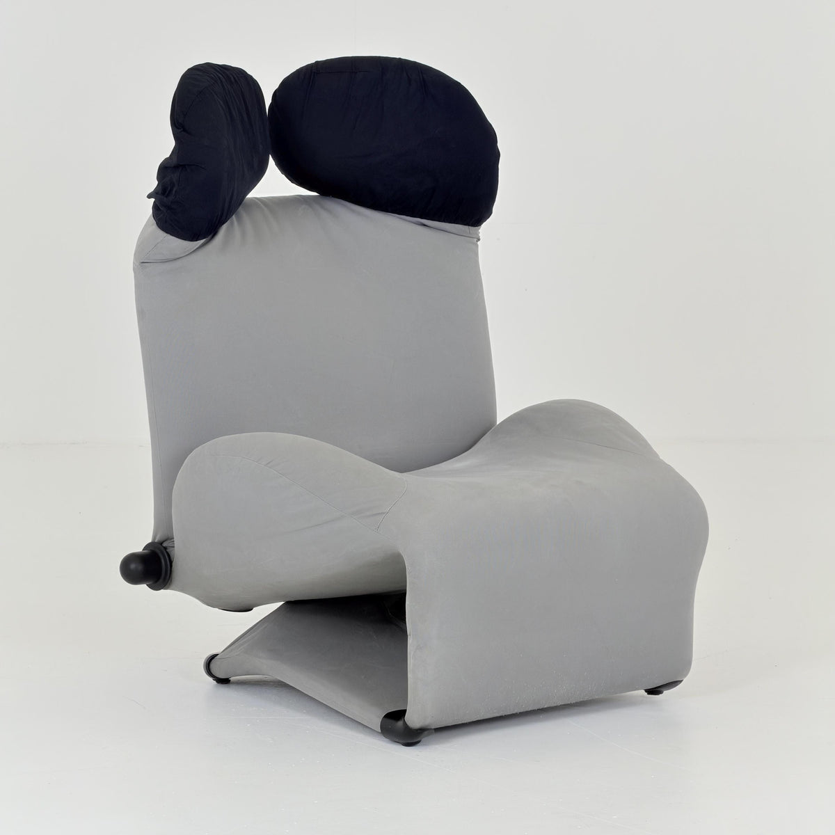 Iconic Wink Armchair by Toshiyuki Kita – grey and black by Cassina , Italy, 2000s