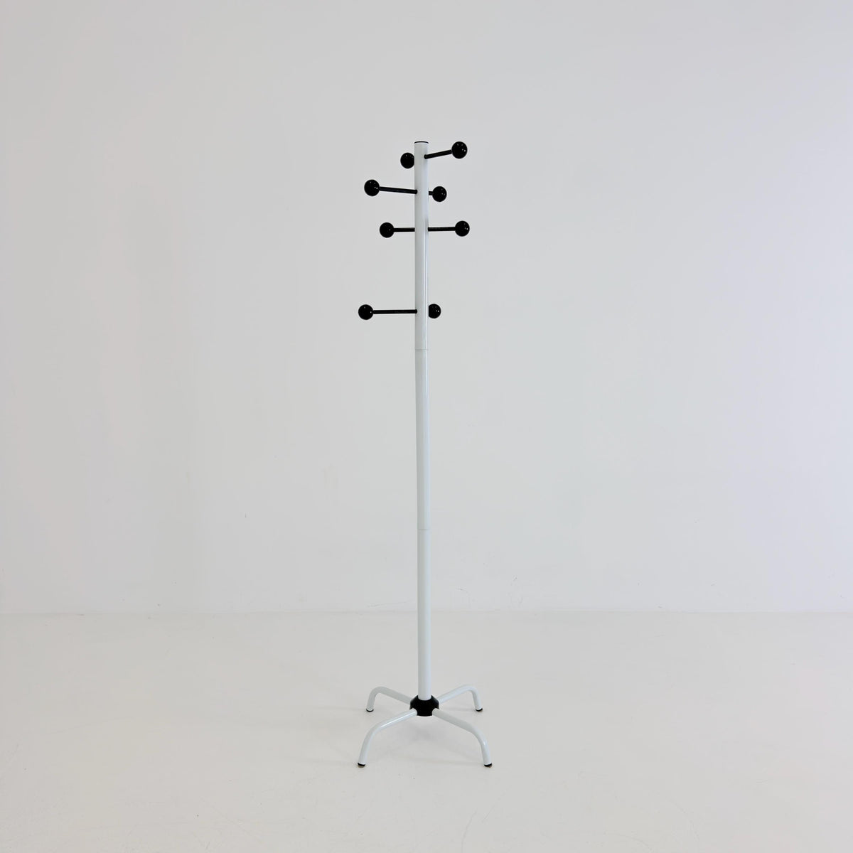 Mid century Coat Rack – Black & White Space Age Design, 1970s by Artifort Netherlands