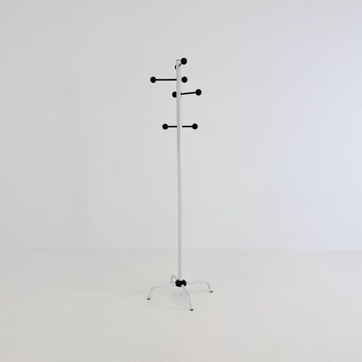 Mid century Coat Rack – Black & White Space Age Design, 1970s by Artifort Netherlands