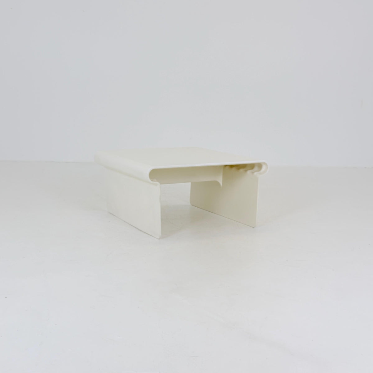 Mid-Century Modern Fibreglass white Coffee Table – 1970s Space Age Design