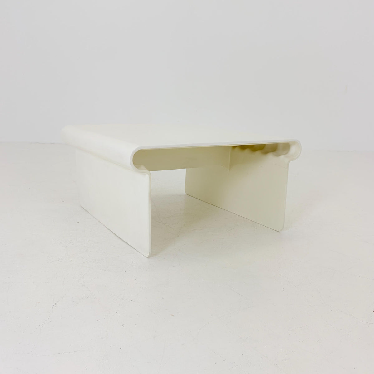 Mid-Century Modern Fibreglass white Coffee Table – 1970s Space Age Design