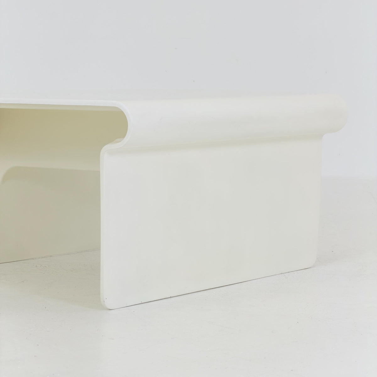 Mid-Century Modern Fibreglass white Coffee Table – 1970s Space Age Design