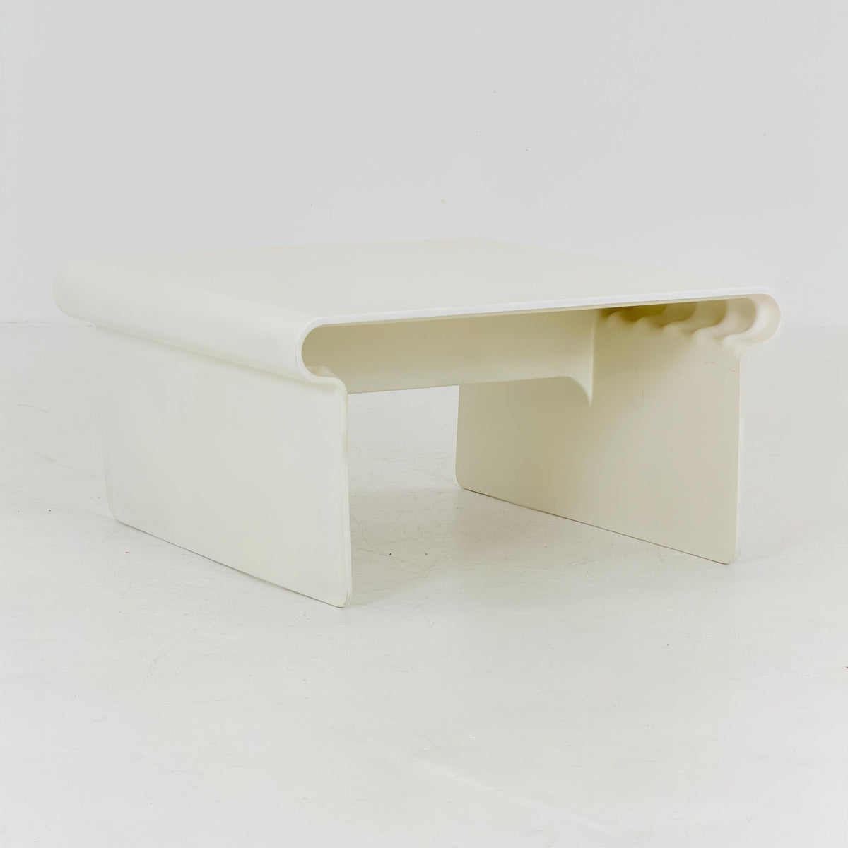 Mid-Century Modern Fibreglass white Coffee Table – 1970s Space Age Design