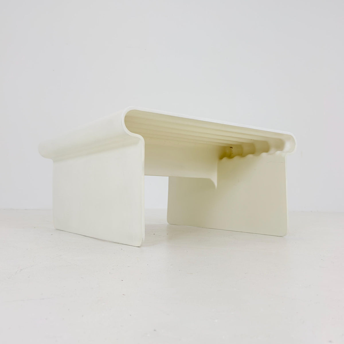 Mid-Century Modern Fibreglass white Coffee Table – 1970s Space Age Design