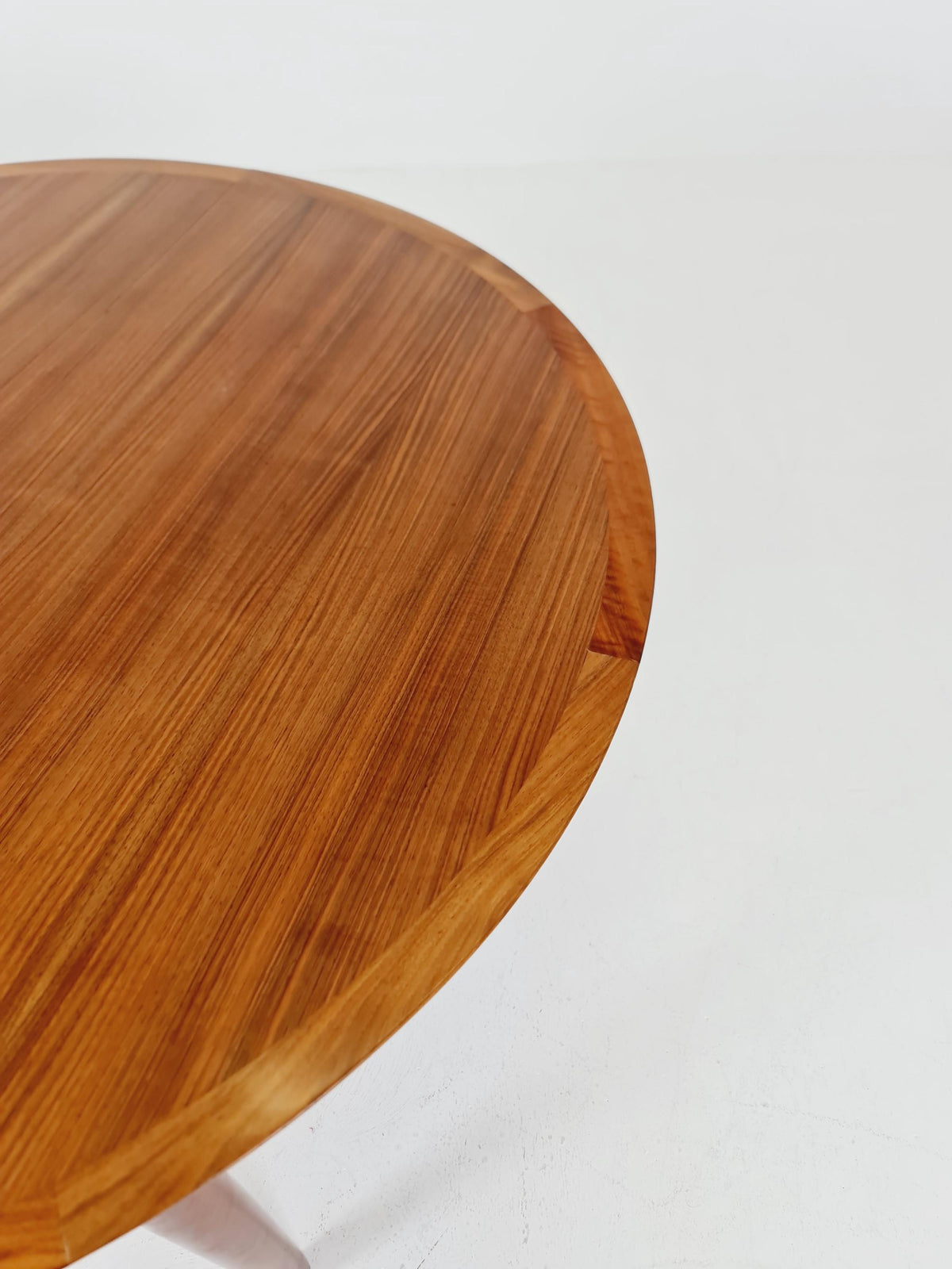 Round German Walnut Dining Table from Lübke, 1960s