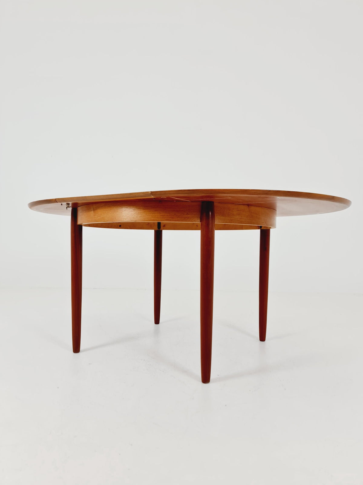 Round German Walnut Dining Table from Lübke, 1960s