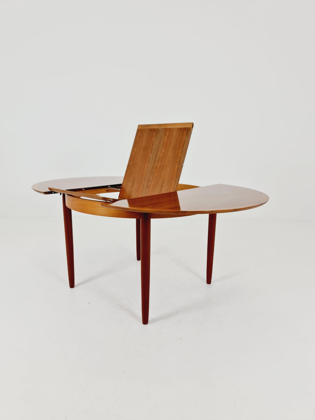 Round German Walnut Dining Table from Lübke, 1960s