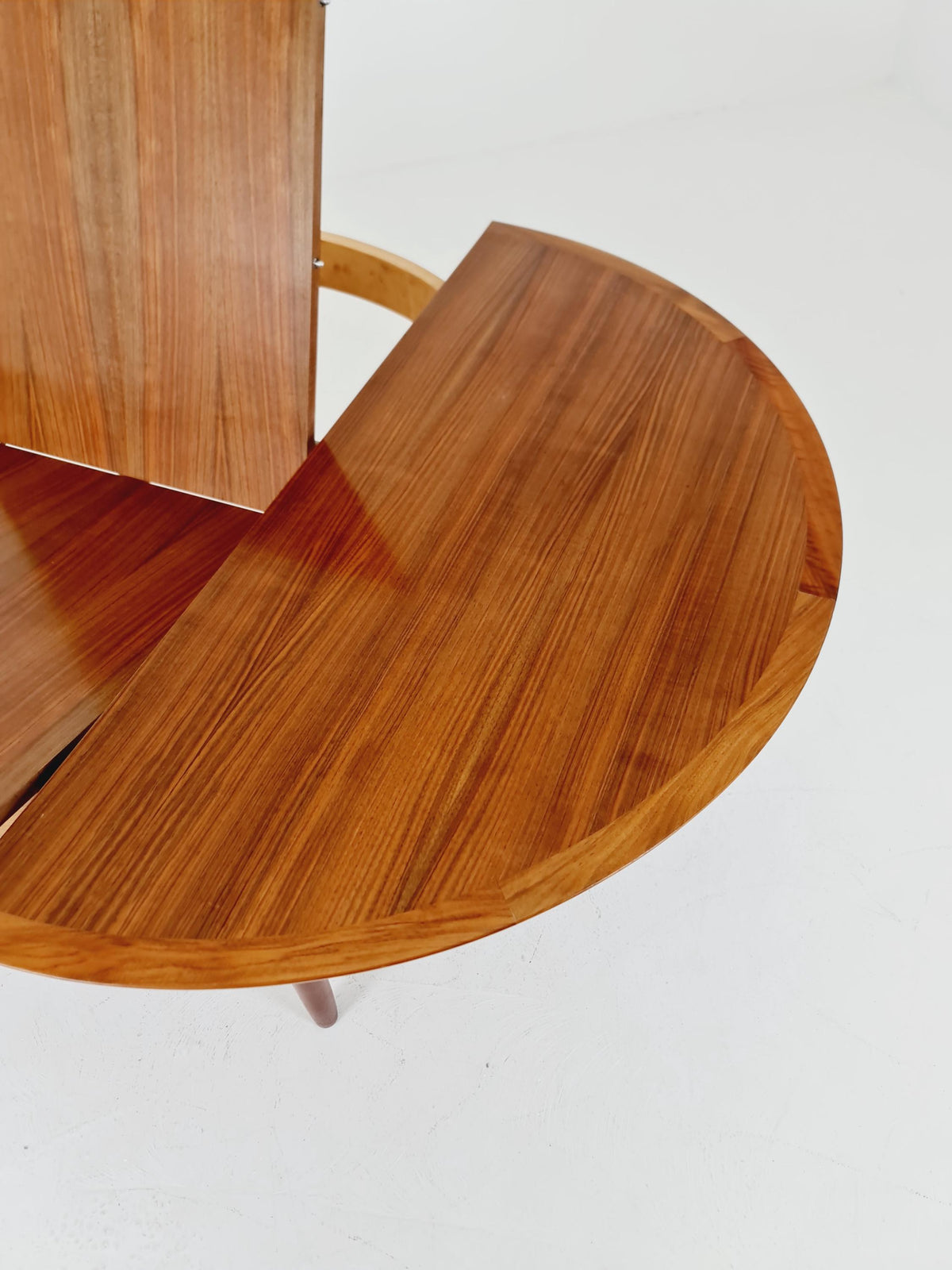 Round German Walnut Dining Table from Lübke, 1960s