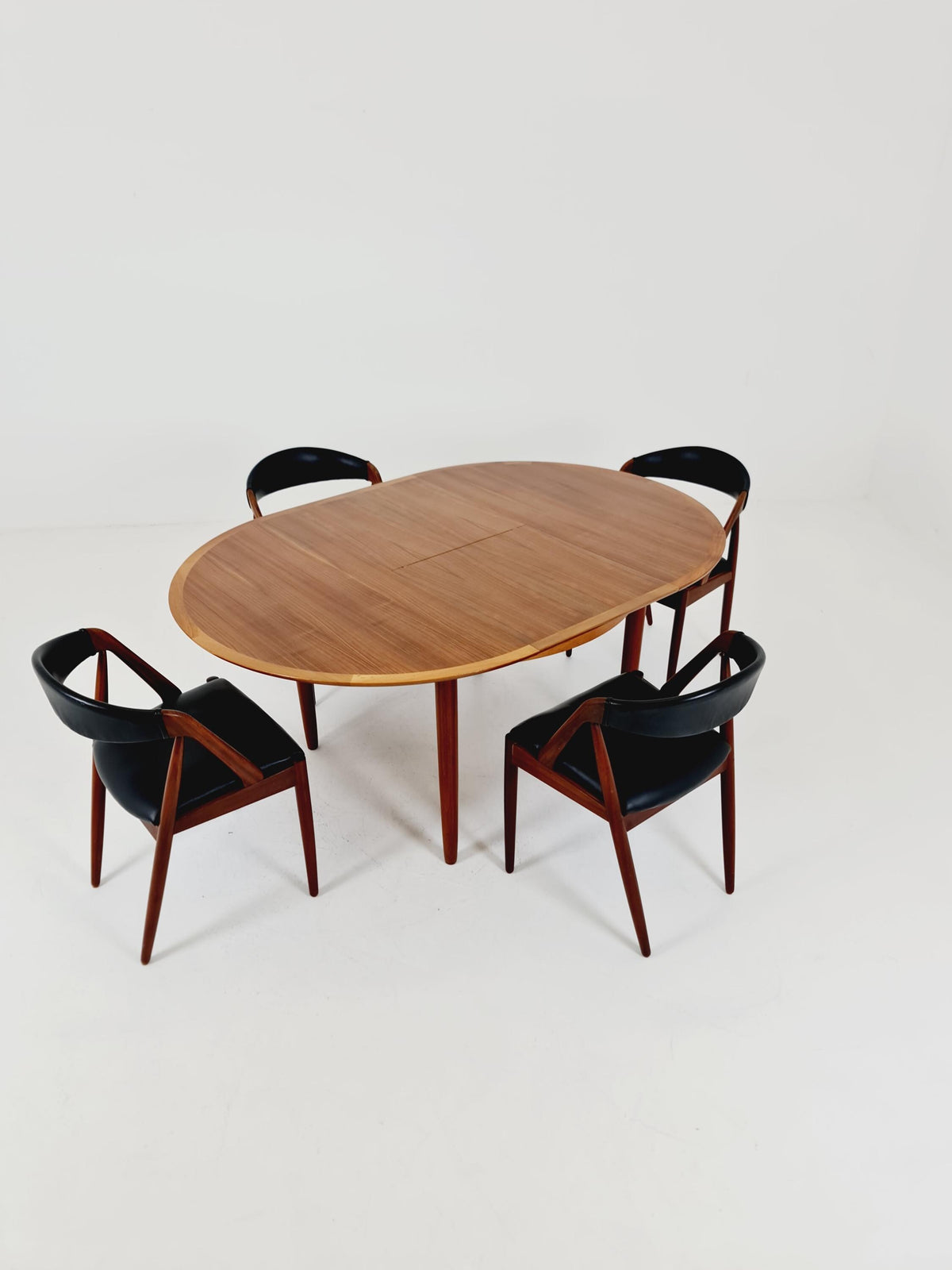 Round German Walnut Dining Table from Lübke, 1960s