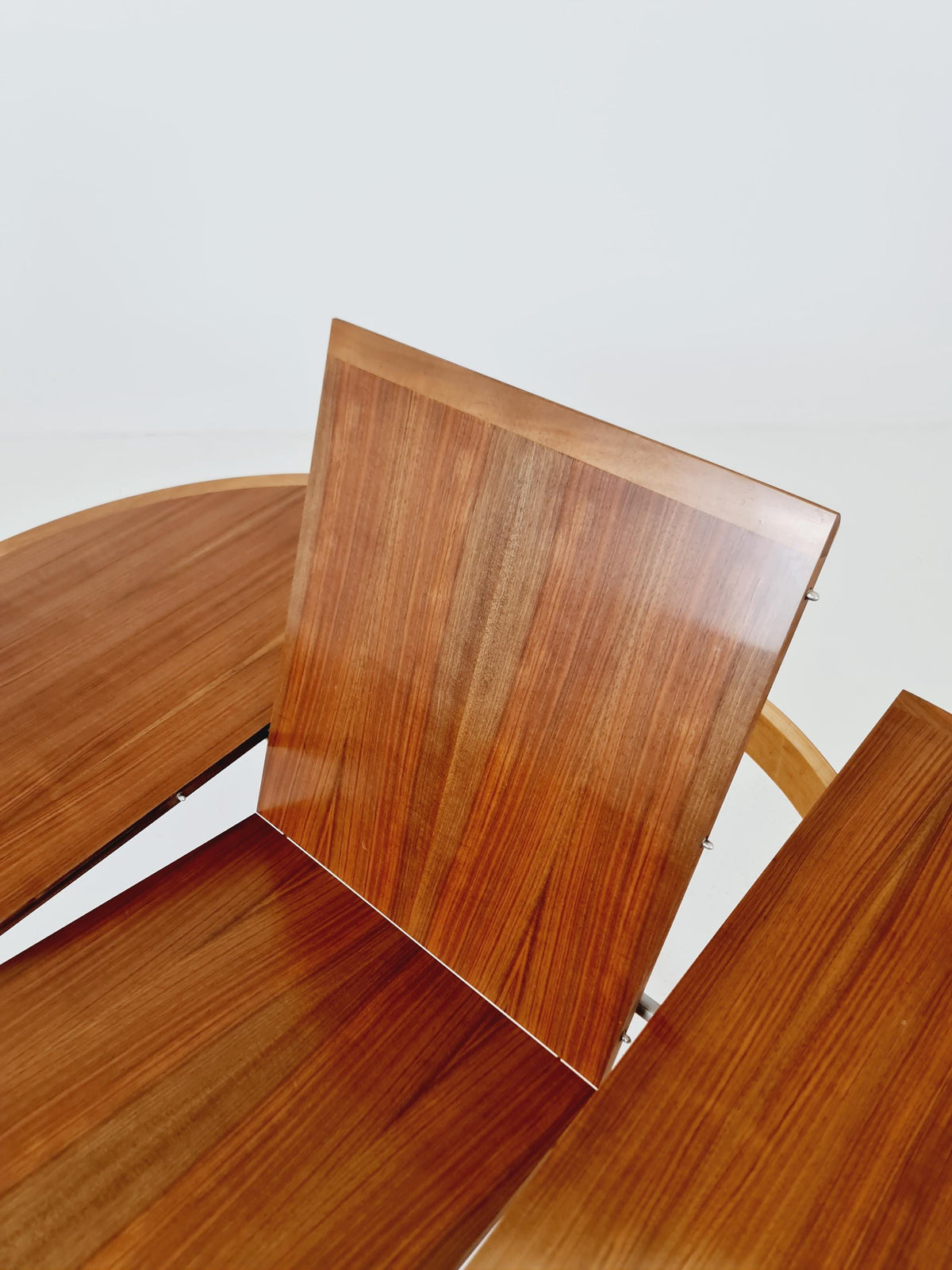 Round German Walnut Dining Table from Lübke, 1960s