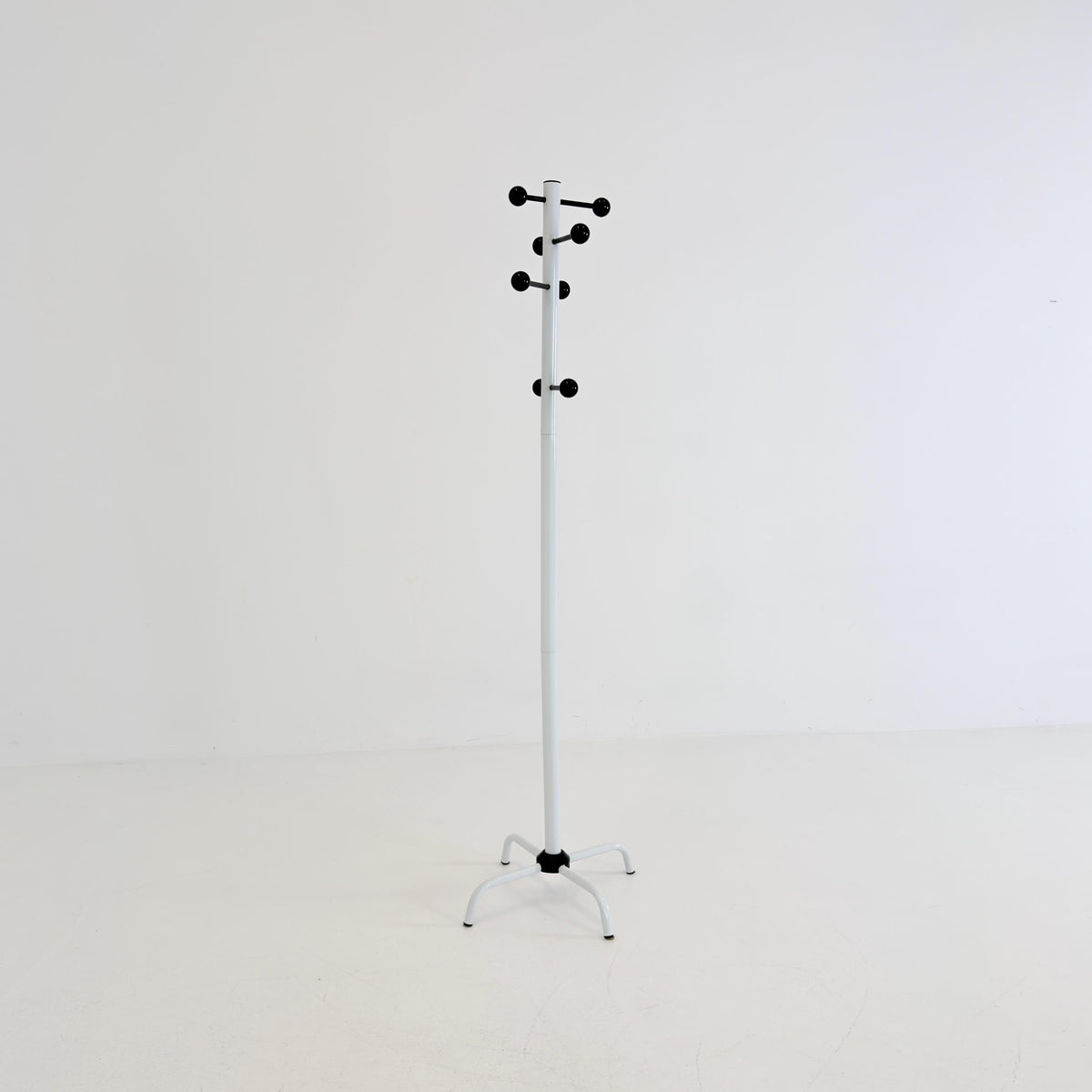 Mid century Coat Rack – Black & White Space Age Design, 1970s by Artifort Netherlands
