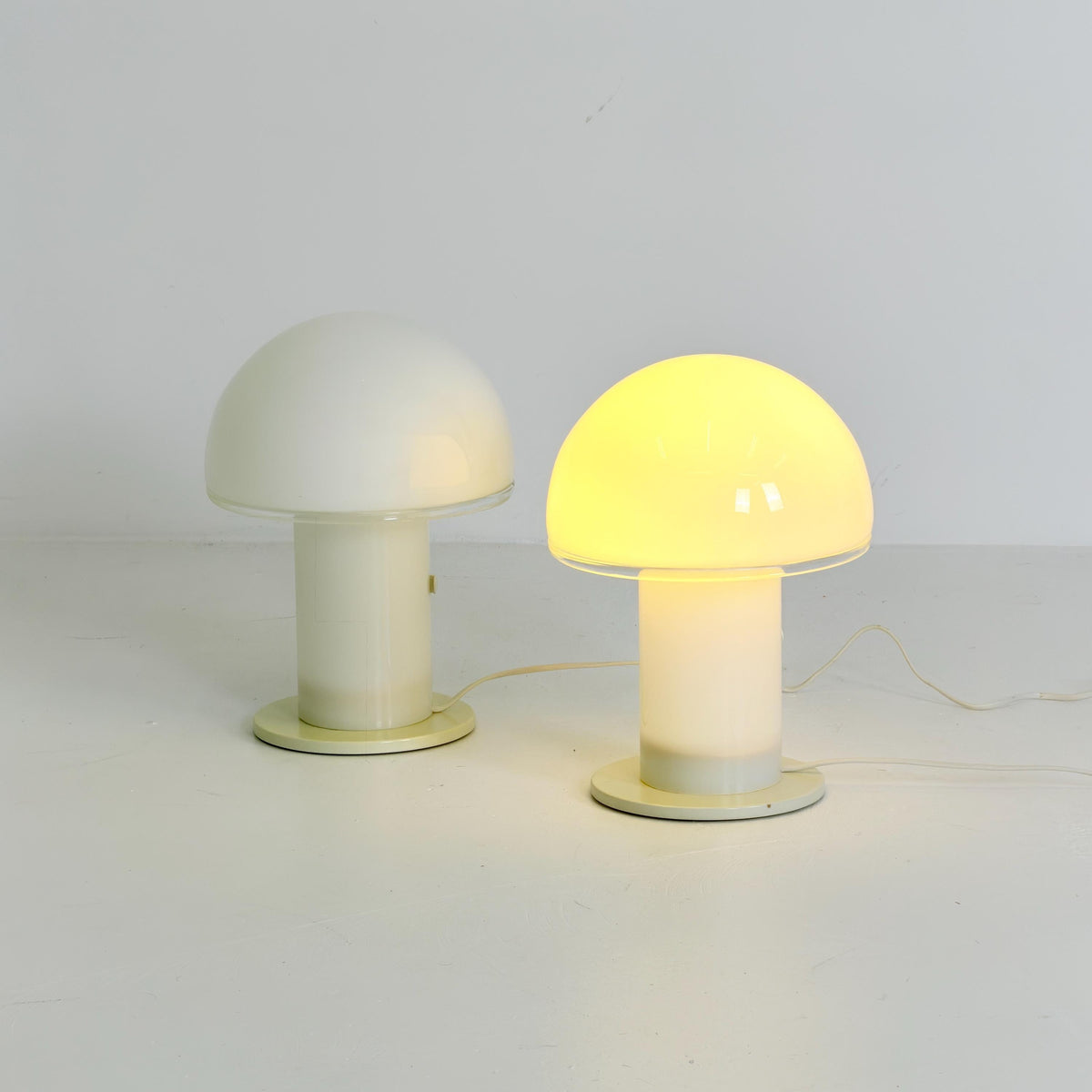Set of 2 Mid century Artemide Onfale Piccolo Mushroom Table Lamp by Luciano Vistosi, 1990s Italy