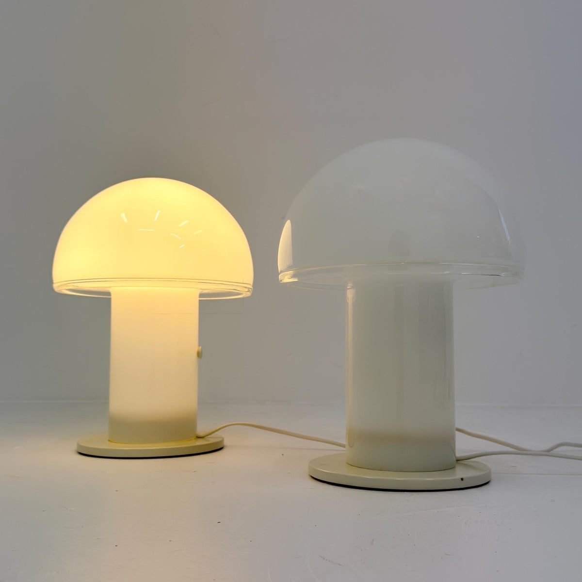 Set of 2 Mid century Artemide Onfale Piccolo Mushroom Table Lamp by Luciano Vistosi, 1990s Italy