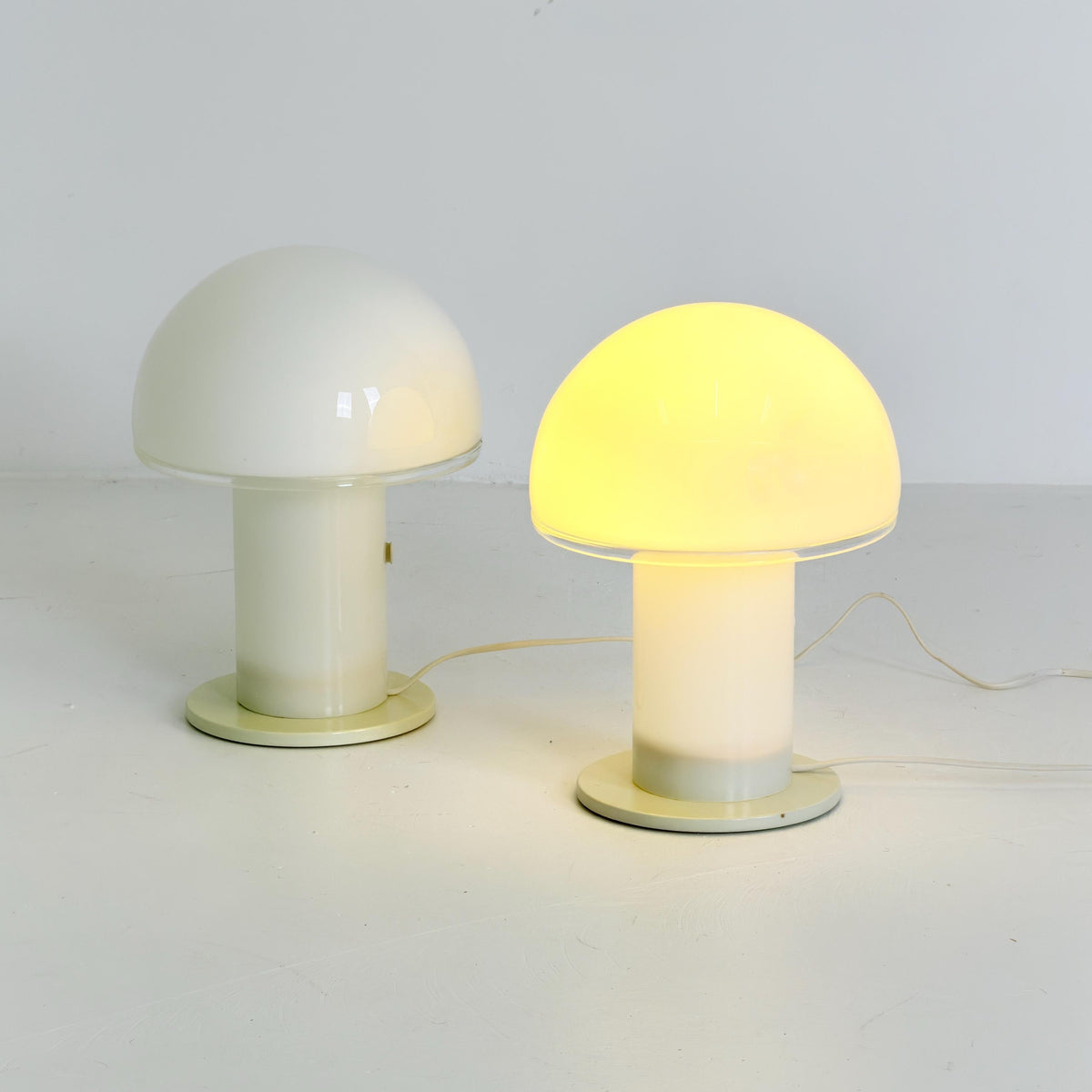 Set of 2 Mid century Artemide Onfale Piccolo Mushroom Table Lamp by Luciano Vistosi, 1990s Italy